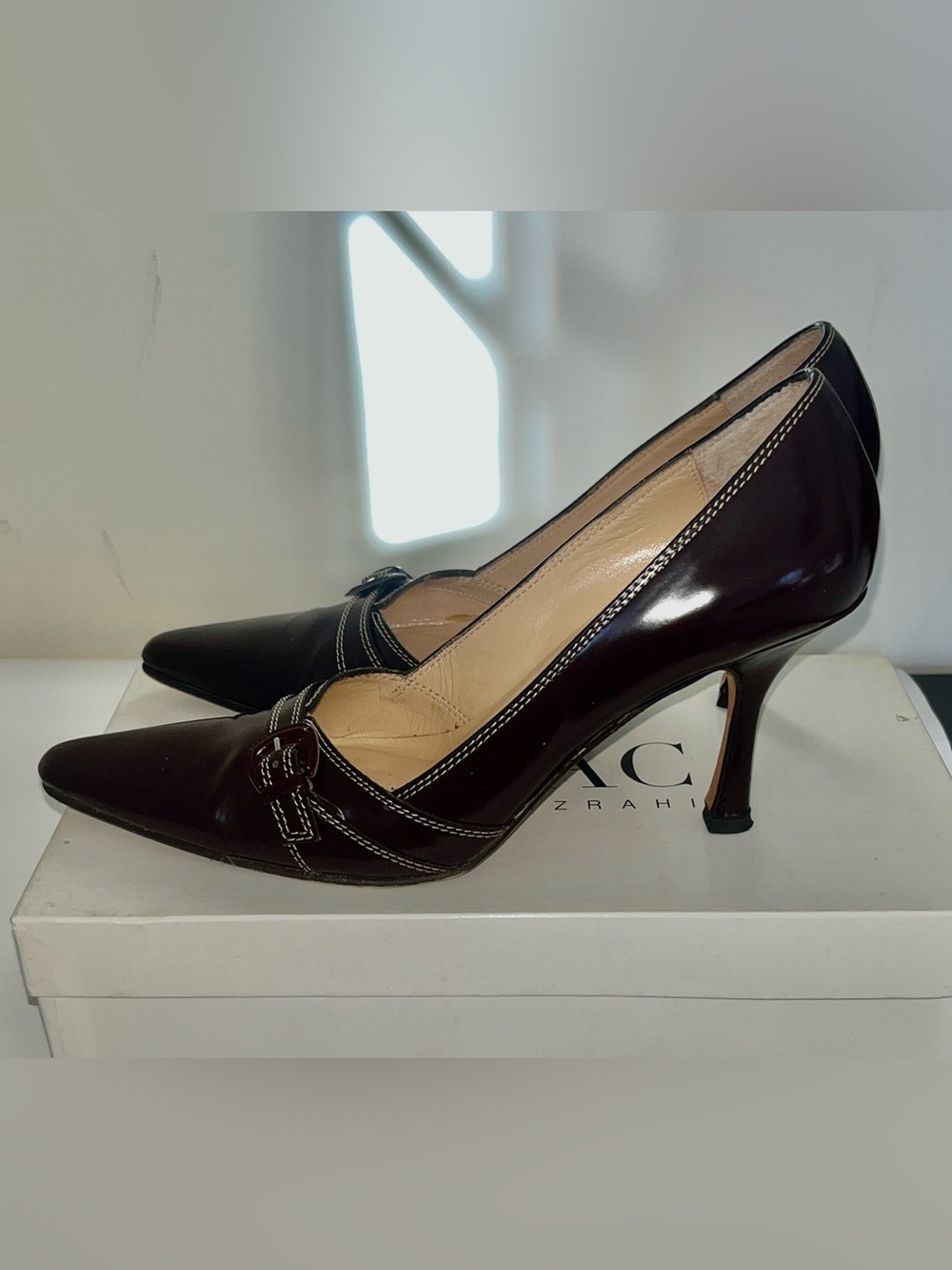 Isaac Mizrahi Morsel Brown pointed toe 3 1/2 inch heels. Size 8. Leather.